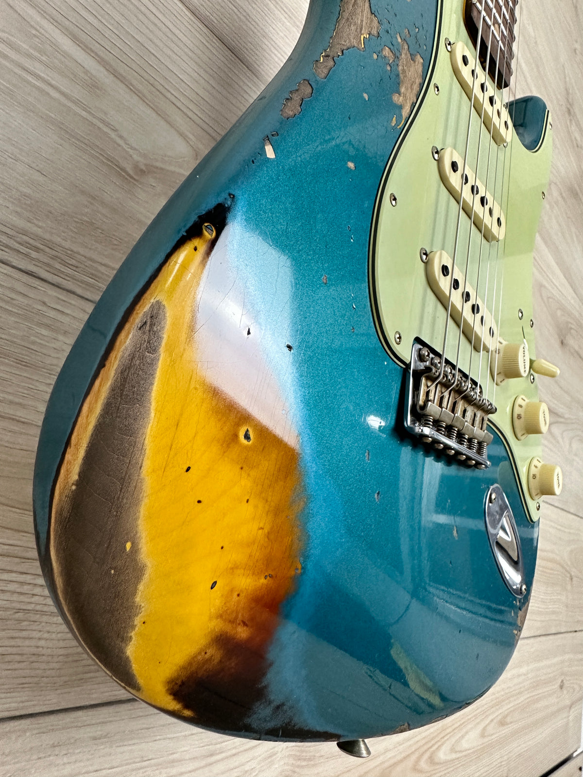Fender Custom Shop 1961 Stratocaster Heavy Relic Aged Ocean Turquoise over 3-Color Sunburst