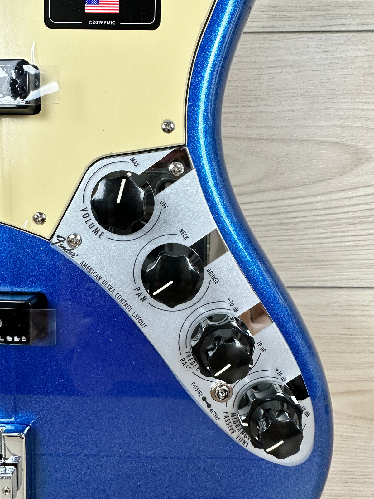 Fender American Ultra Jazz Bass Maple Fingerboard, Cobra Blue
