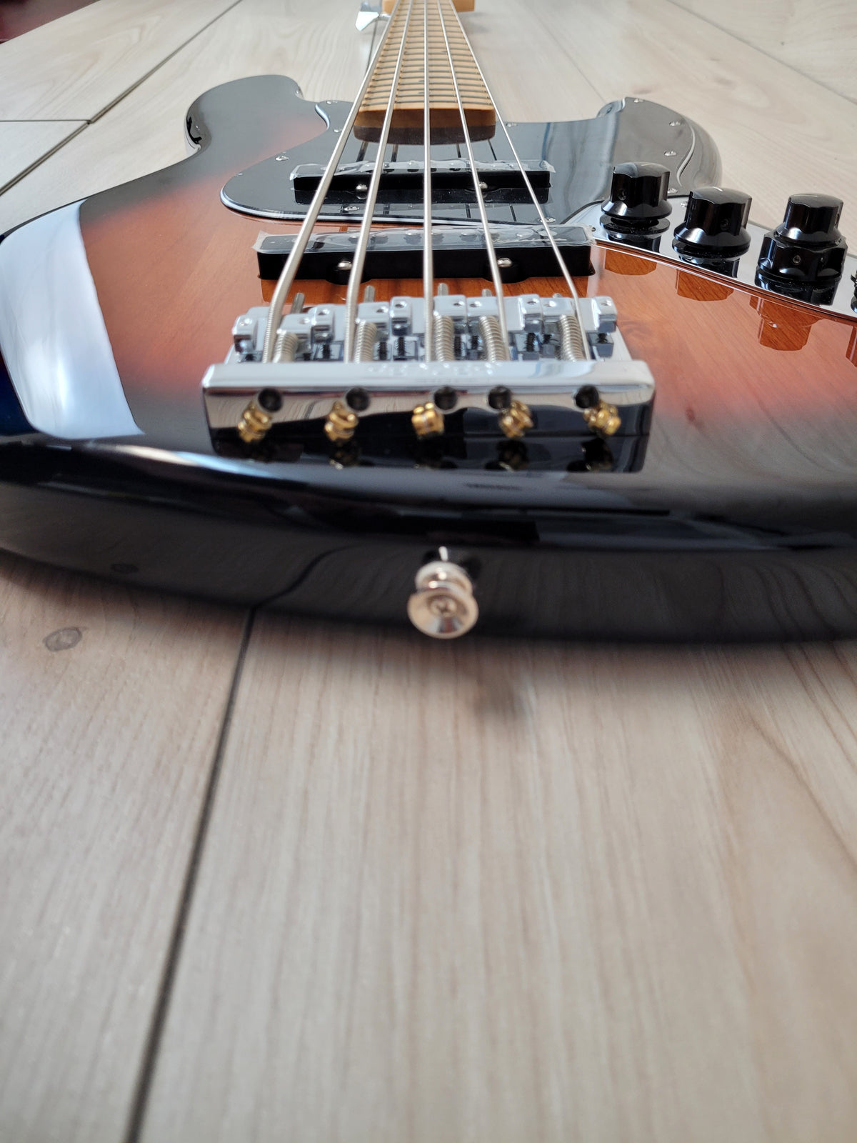 Fender DELUXE ACTIVE JAZZ BASS® V - 3-Color Sunburst - CBN Music Warehouse