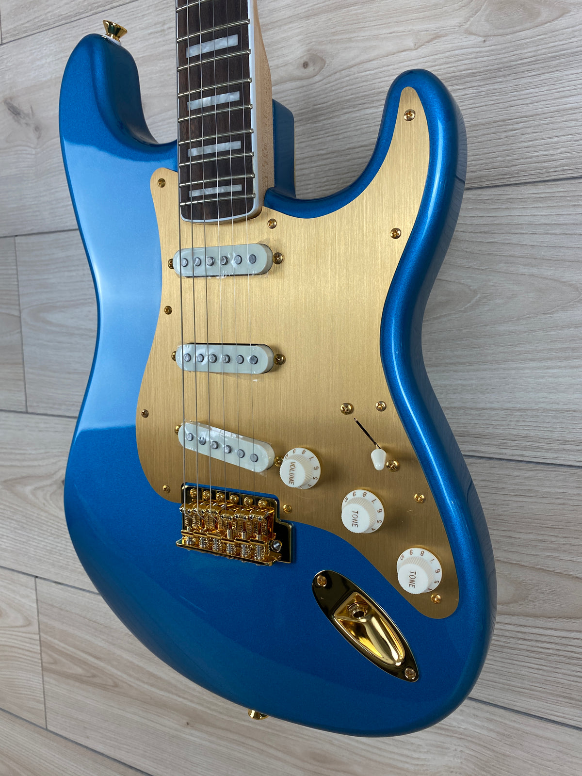 Squier 40th Anniversary Stratocaster Gold Edition with Laurel Fingerboard, Gold Anodized Pickguard, Lake Placid Blue